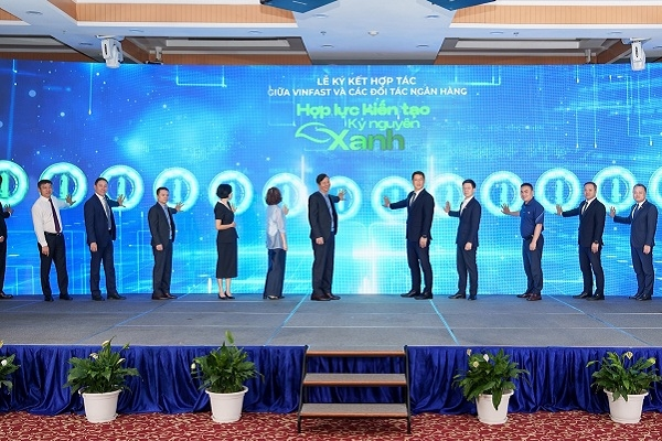 VINFAST KẾT NỐI 12 NGÂN HÀNG, MỞ RỘNG HỖ TRỢ NGƯỜI DÂN HÀ NỘI CHUYỂN SANG XE ĐIỆN